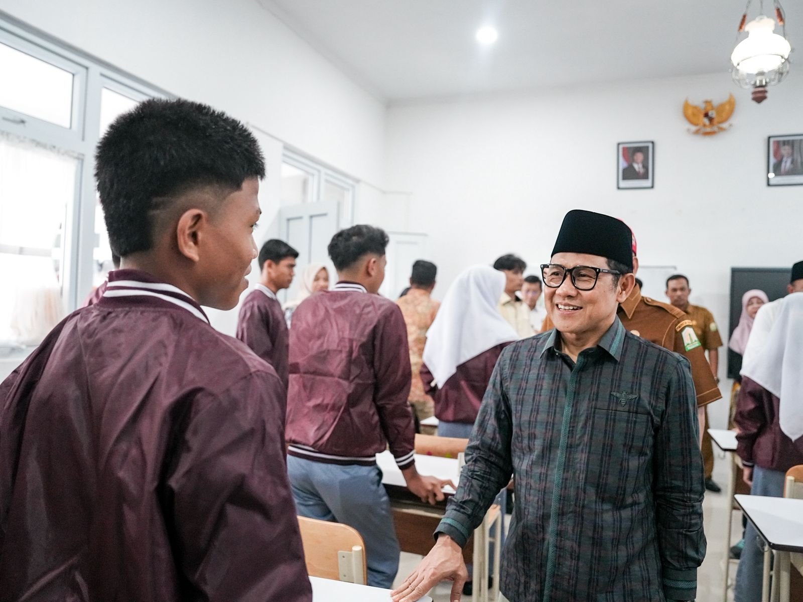 Menko PM Kunjungi SR Aceh, Siswa Titipkan Surat untuk Presiden